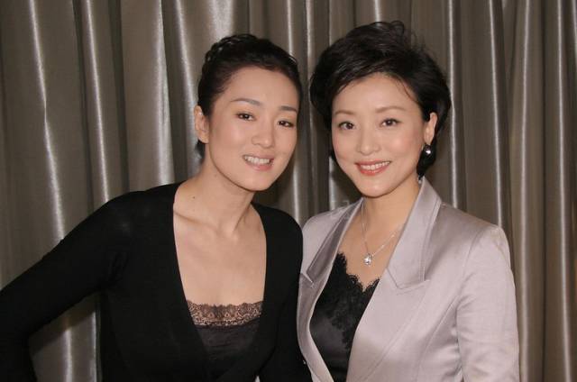 52岁巩俐与49岁杨澜合影丨告诉你有保险的女人有多么幸福.