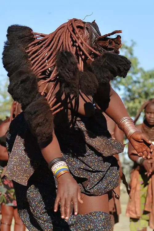 为了维护他们的传统,他们选择了退守丛林,栖息于纳米比亚的边缘地带