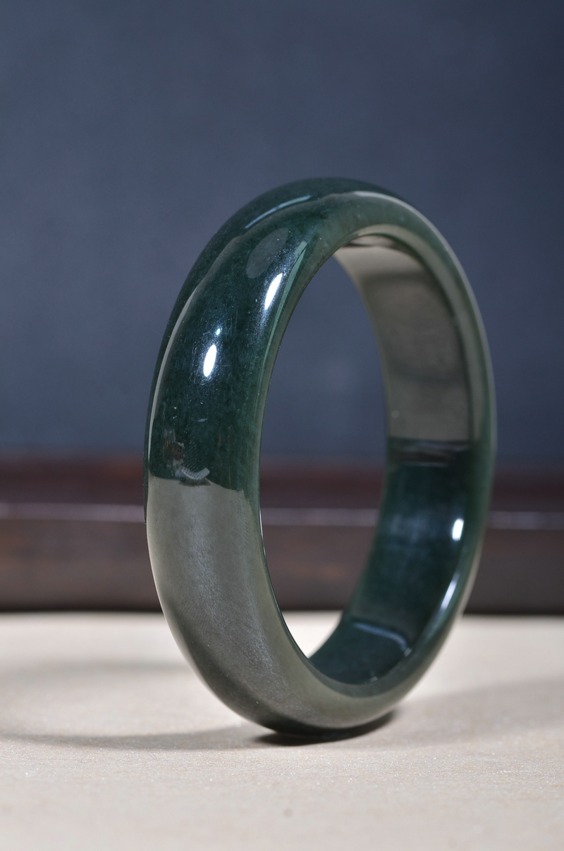 新疆和田玉青玉手镯 玉质温润 时尚脱俗 天然料质 女士款