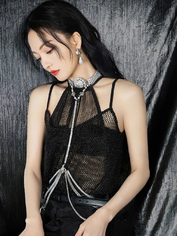 张韶涵40岁越来越敢穿