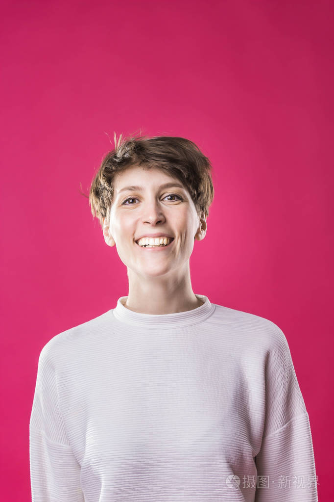 非常高兴和笑的年轻女孩的正面看法.可爱的时尚模特