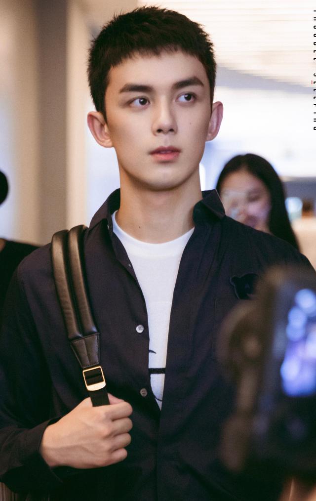 男星寸头造型合集,千玺王源吴磊少年感,杨洋陈伟霆吴亦凡霸气