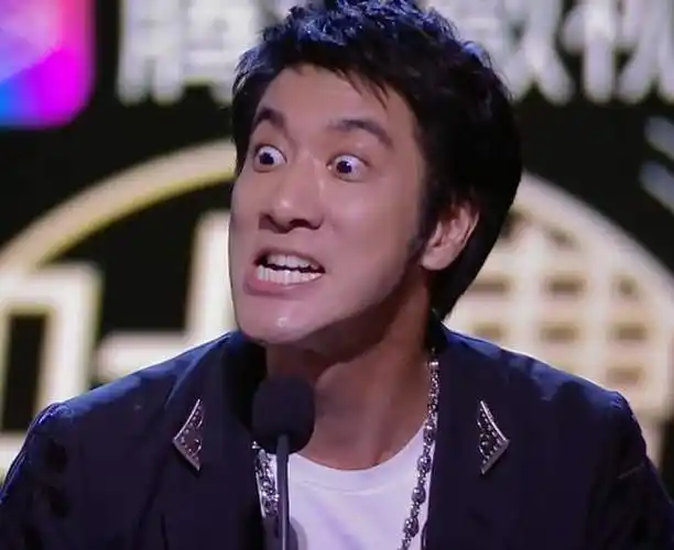 模仿张学友王力宏性格随和,有时还很搞笑,比如:他能惟妙惟肖模仿张