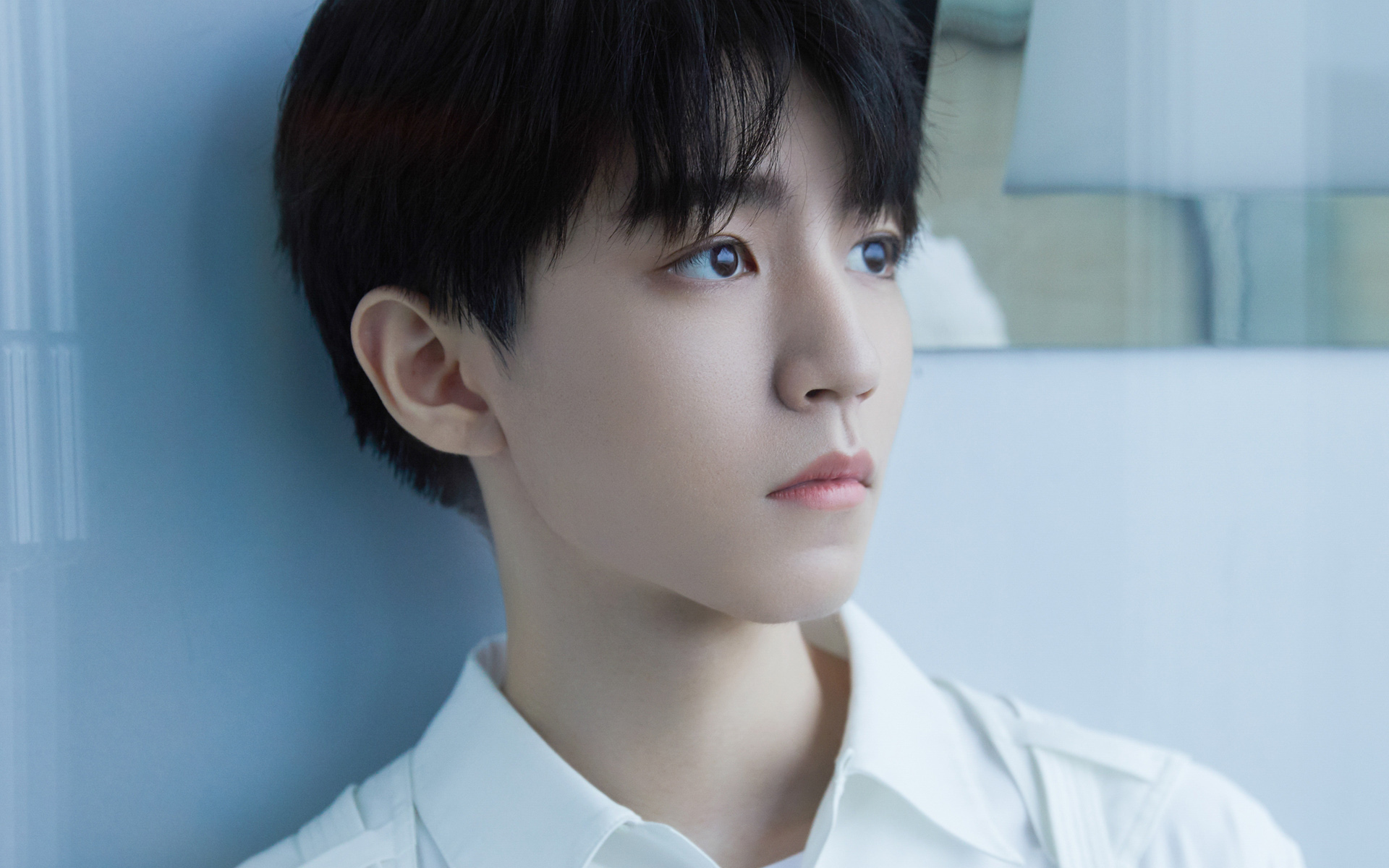 王俊凯白衫清爽帅气桌面壁纸