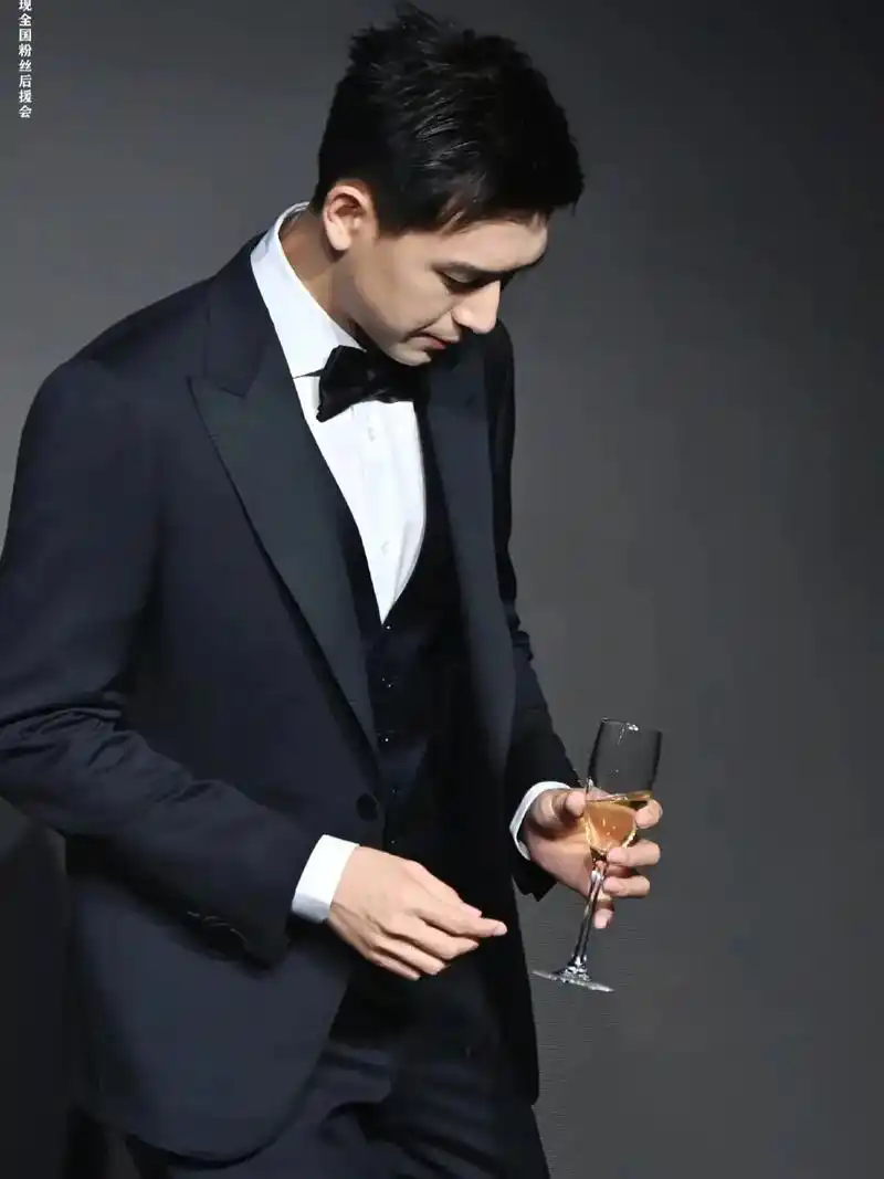 最绝造型|爱死的身材比例#李现 #西装杀 - 抖音