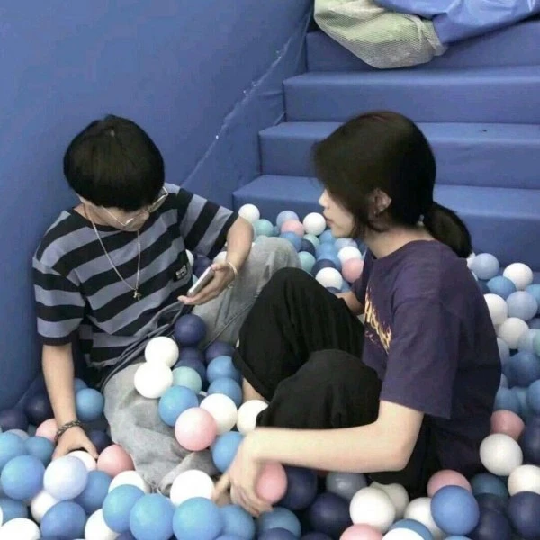 超火"ins风"情侣头像:爱别人的同时,要学会爱自己