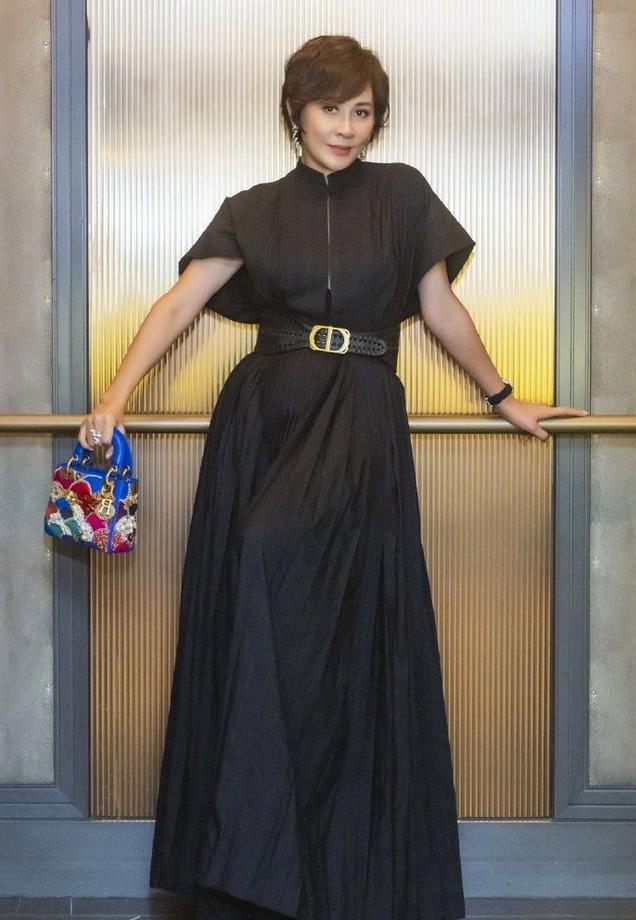 刘嘉玲留短发太显老气穿黑色长裙高调看秀53岁气质更高级