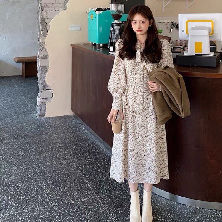 早秋款2021年新款大码女装长袖碎花白色连衣裙子潮薄显瘦穿搭夏季