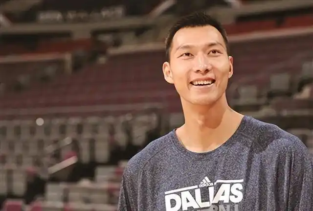 易建联:娶了巴西足球宝贝荆灵,婚后连生两胎,今妻儿都定居美国