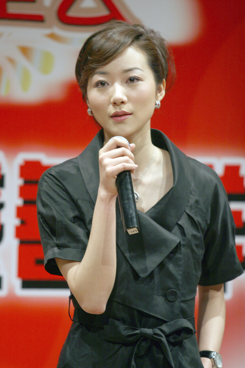 刘芳菲是一位美女主持人.  她特别清秀,端庄优雅,美丽动人.