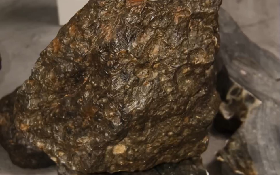 513克月球陨石,惨遭切割分解,只为制作一颗月球陨石球体 #陨石 #礼物