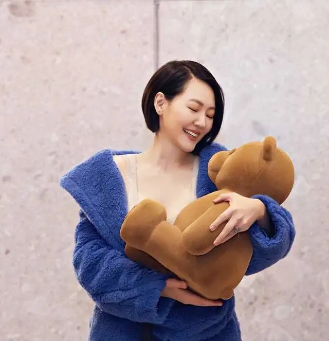 小s是在康熙来了期间一直都是短发造型示人,后来康熙来了节目停播后