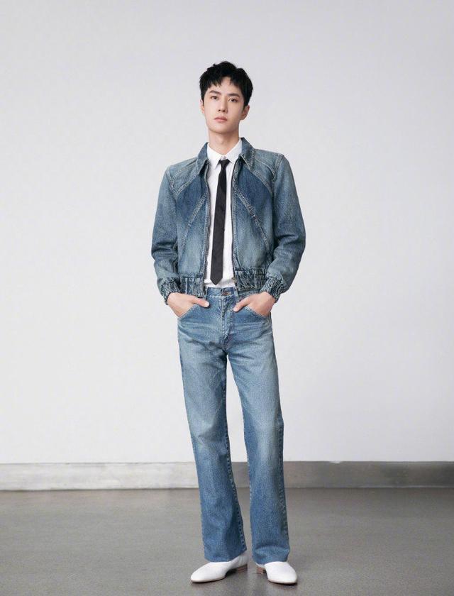 王一博身穿短袖衬衫配休闲裤活力帅气,而牛仔套装 领带复古时尚