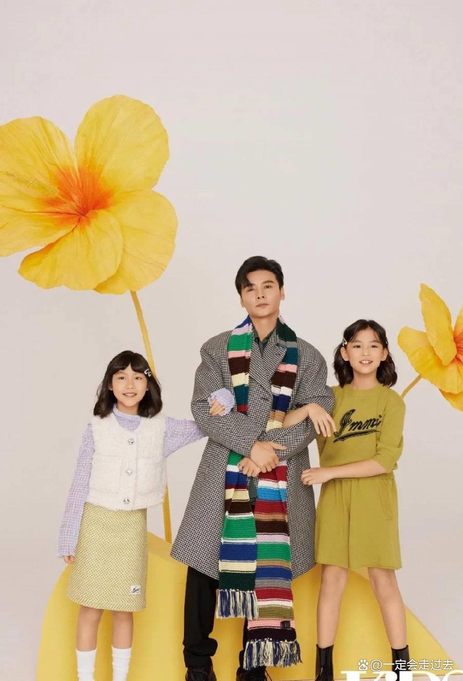 蔡少芬一家五口出游,张晋把儿子扛肩上展爸爸力,鱼蛋似好奇宝宝