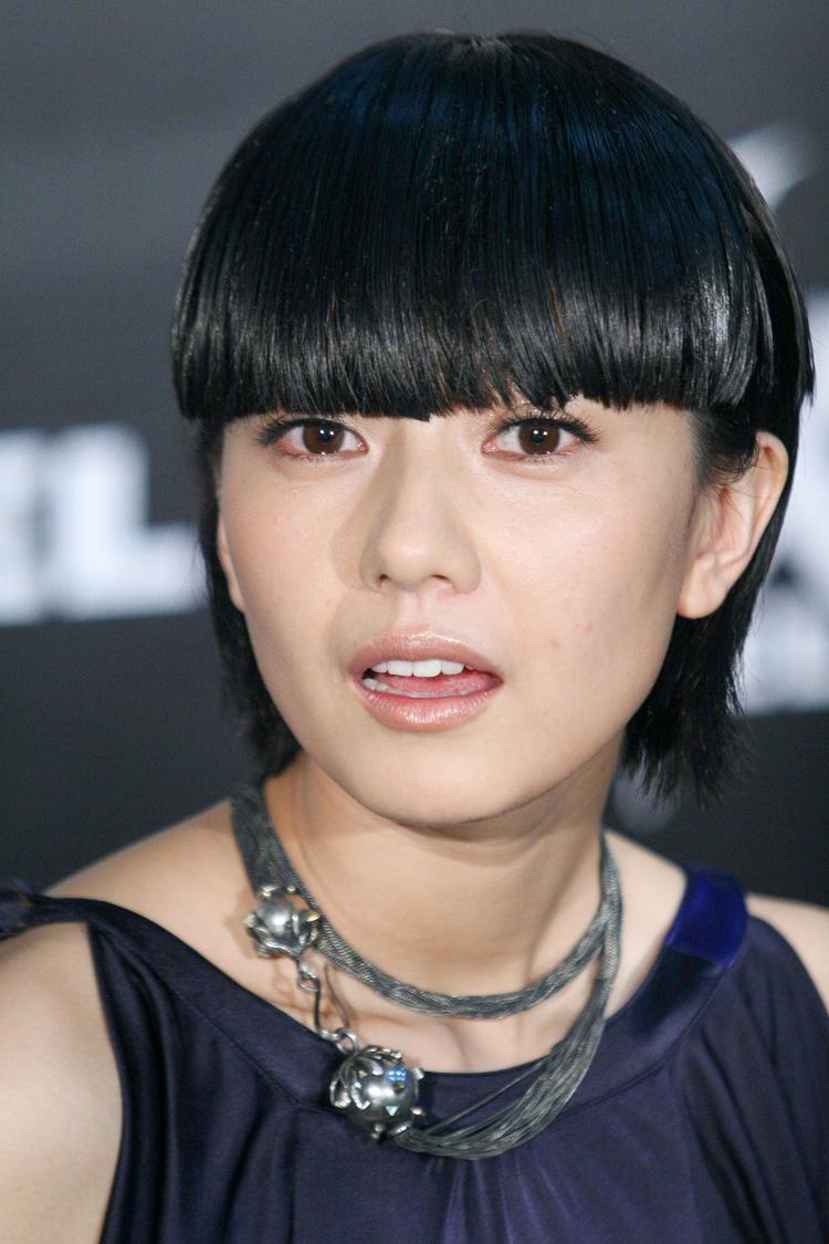 往事高圆圆15年前青涩照曝光短发可爱吸睛