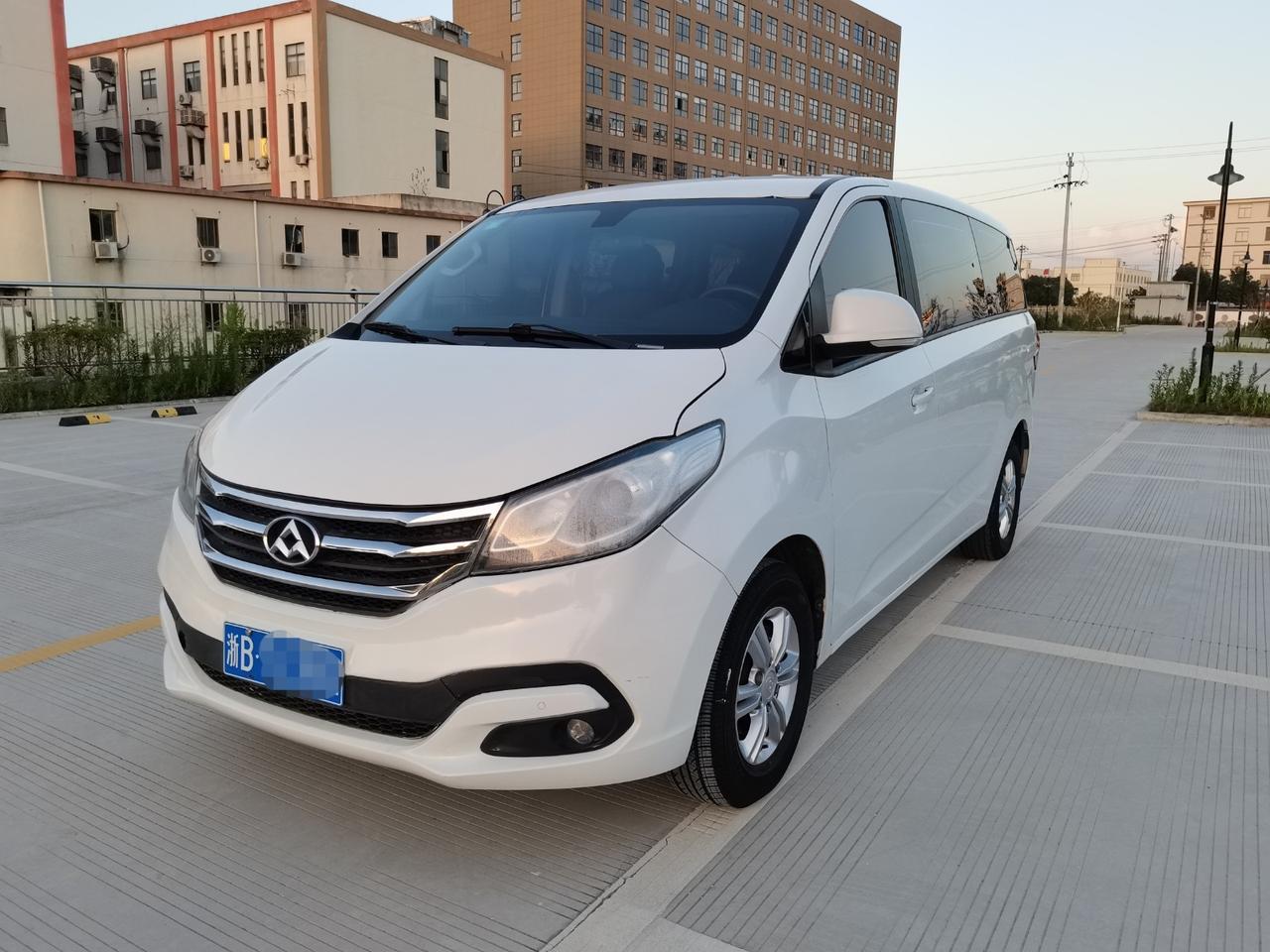 上汽大通g10柴油19t蓝牌9座