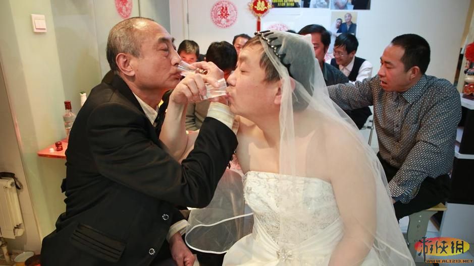 同性才是真爱俩老年男同性恋者高调完婚