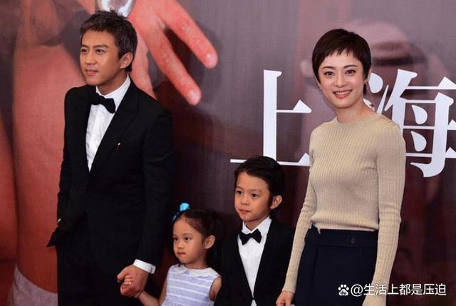 鹿晗举办演唱会时,邓超拿到门票却没有公开露面,引发人们的困惑和担忧