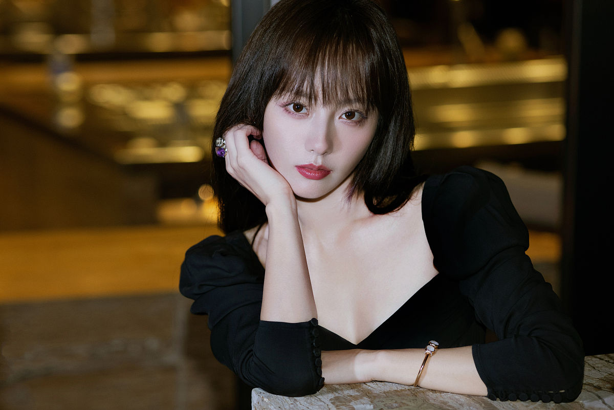 女演员张嘉倪因在琼瑶剧《又见一帘幽梦》中扮演主要角色而进入演艺界