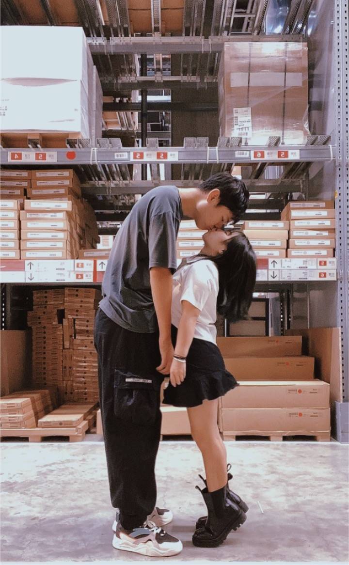 萌萌哒!重庆小情侣身高相差45厘米走红朋友圈