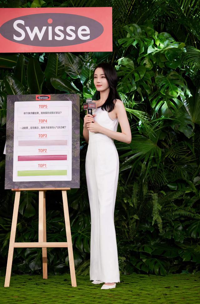 有着168厘米身高的迪丽热巴,又瘦又美,气质出众,简直就是行走中的衣服