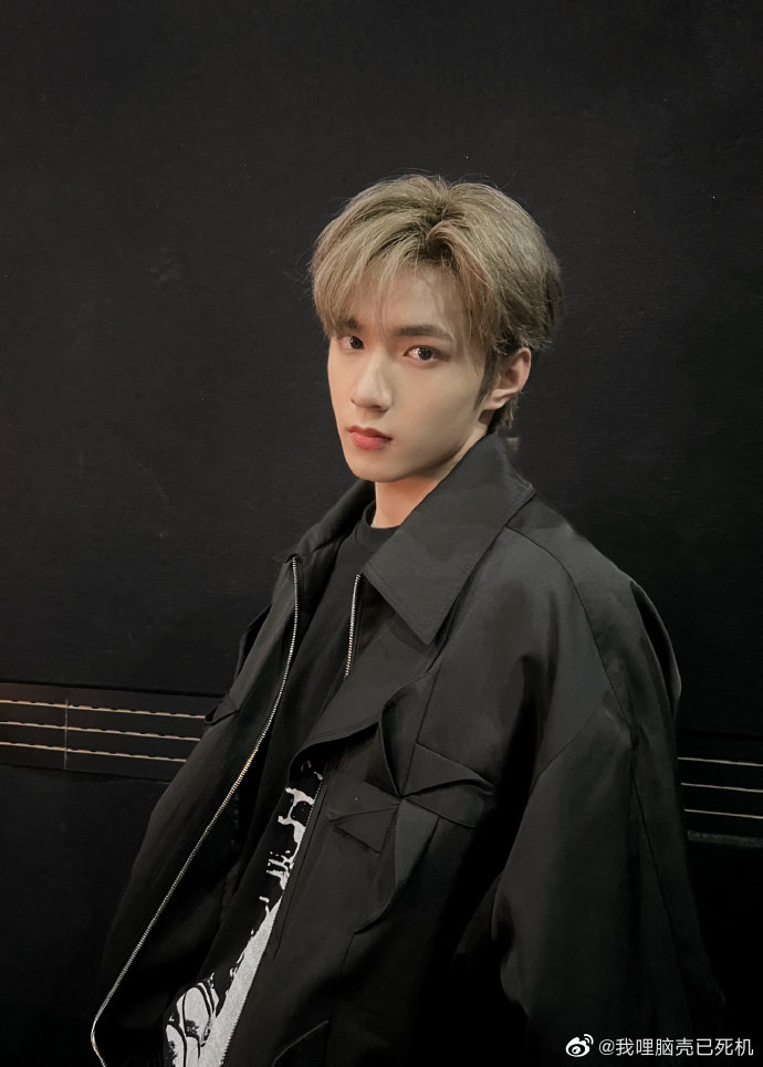 刘耀文晒全黑造型随拍照,是酷酷的侧颜优越的帅气男高奶文呀~#刘耀文