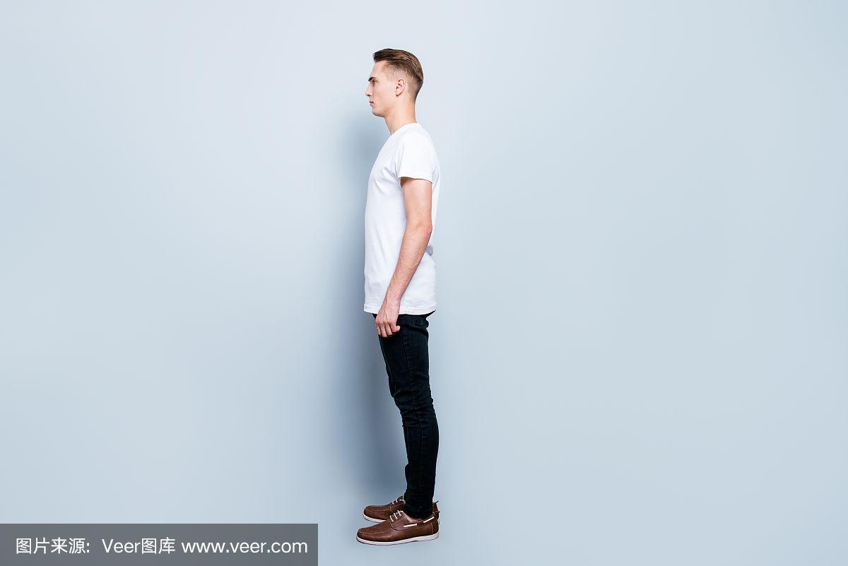 全长体型,侧面的时尚英俊时髦的白人男子,孤立在浅灰色的背景