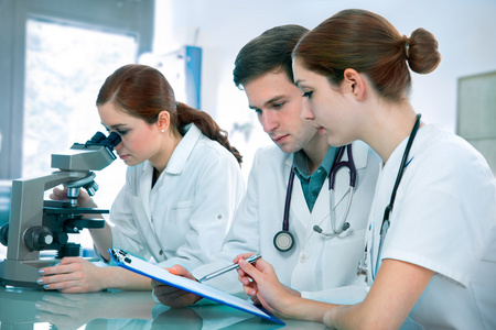 在实验室工作的科学家们照片