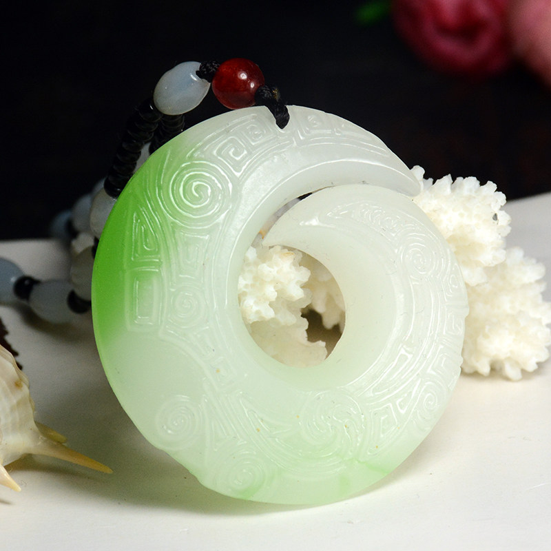 和田时来运转吊坠翠绿色扭转乾坤玉牌玉佩挂件新疆玉平颈饰