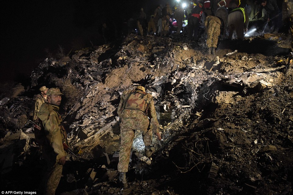 巴基斯坦撞山客机残骸现场,尸体面目全非惨不忍睹