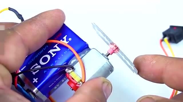 这个小发明要火!牛人自制小电锯,只需马达跟剃须刀片!