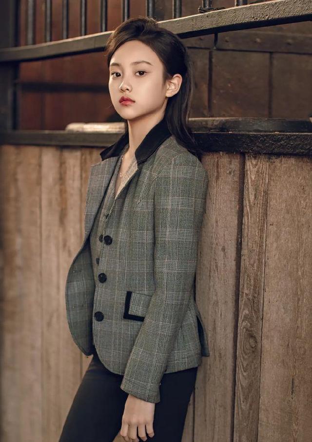 11岁甜馨马场大片,穿西装妆超浓被嘲,像30岁女大佬,影楼感太重