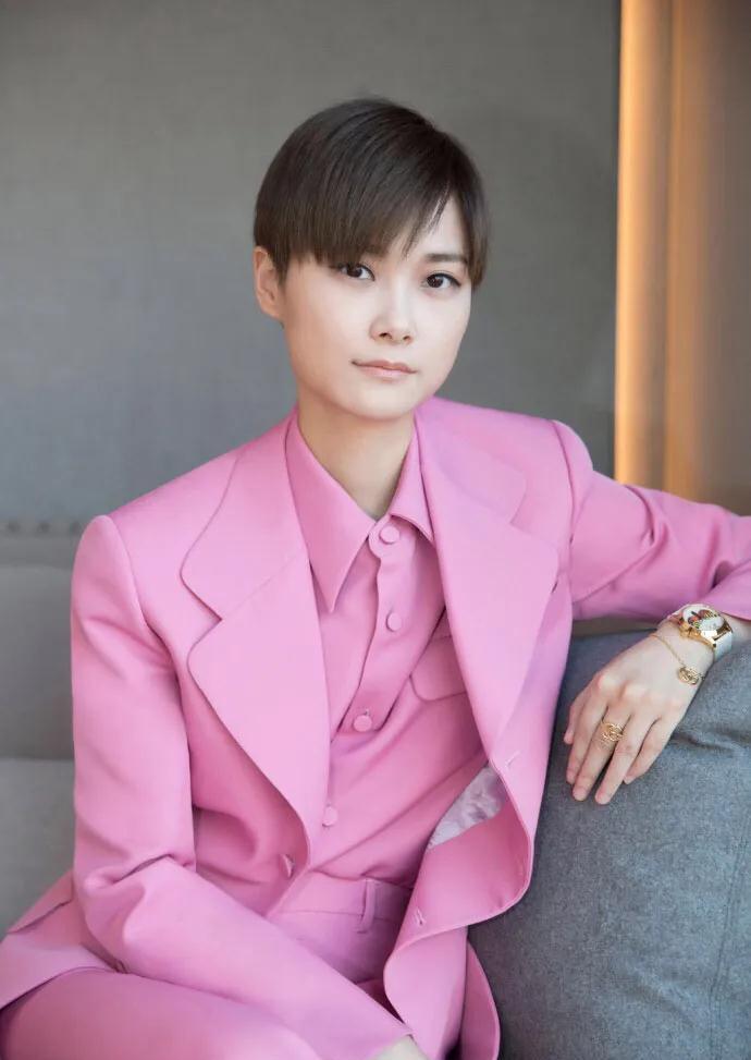 2005年,龙丹妮霸气地拿出1000万豪宅400百万的跑车,成功签下李宇春