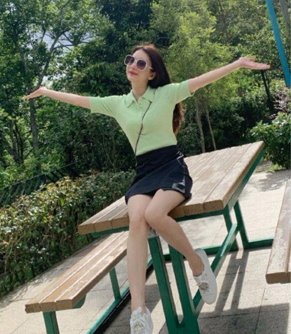 方媛穿短裙晒腿,仰拍看着长,真人实际只有1米5吧?_身高_身材_感觉