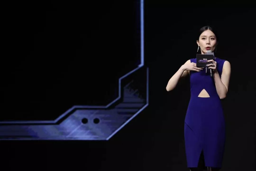 王屹芝时隔一年我又再次站在了复联的舞台上