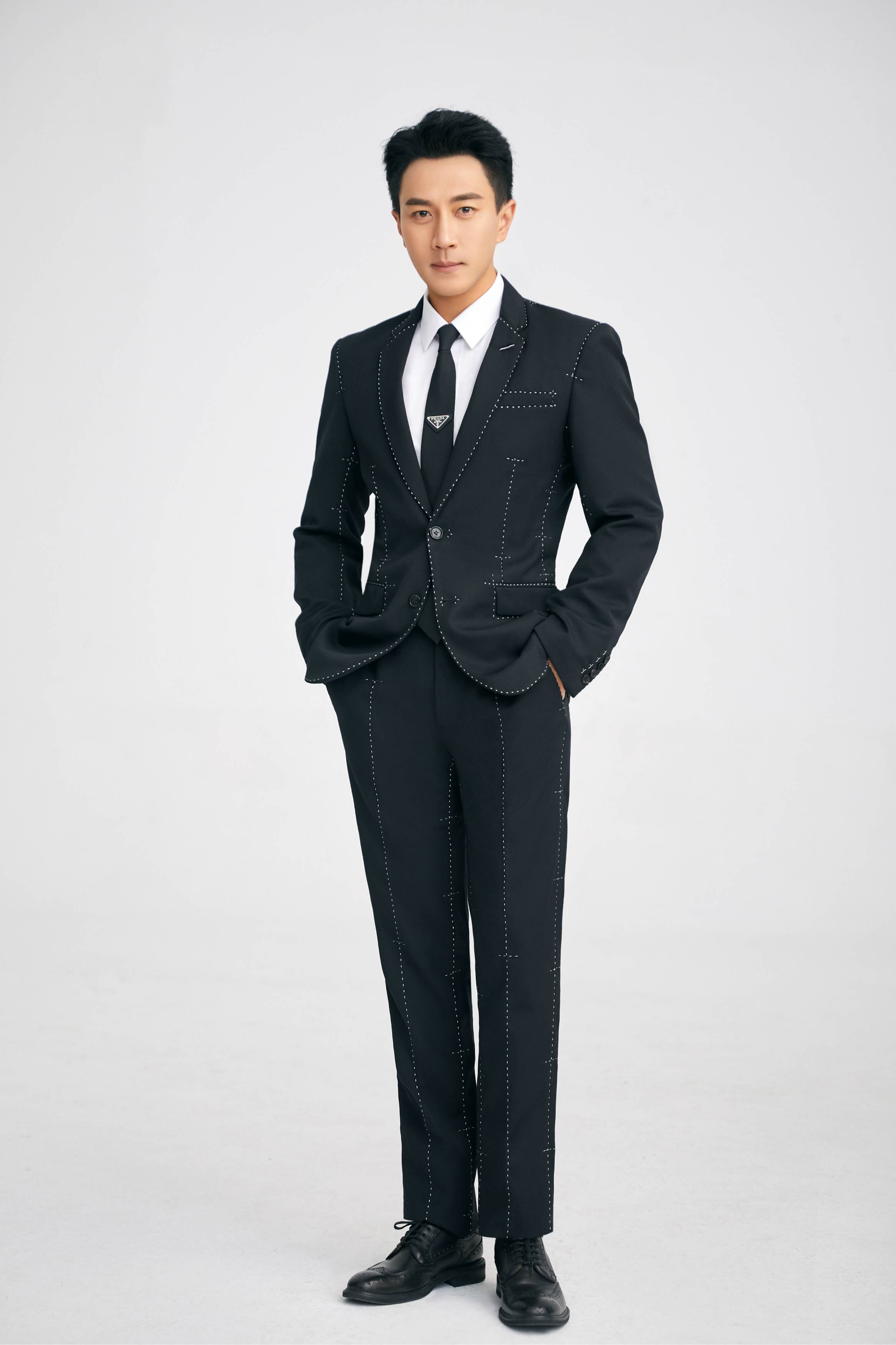 刘恺威最新西装写真 黑白碰撞绅士的品格