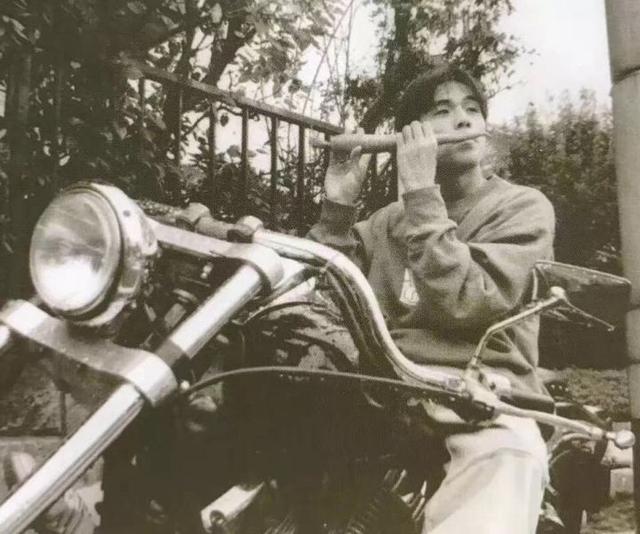 周杰伦晒早年照片,青涩的少年有点帅,有点憨