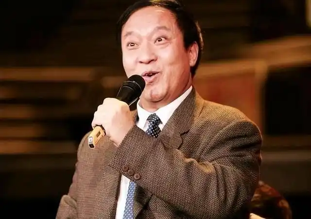 当红时抛下冯巩去当官,58岁妻离子散,74岁的牛群如今怎样了