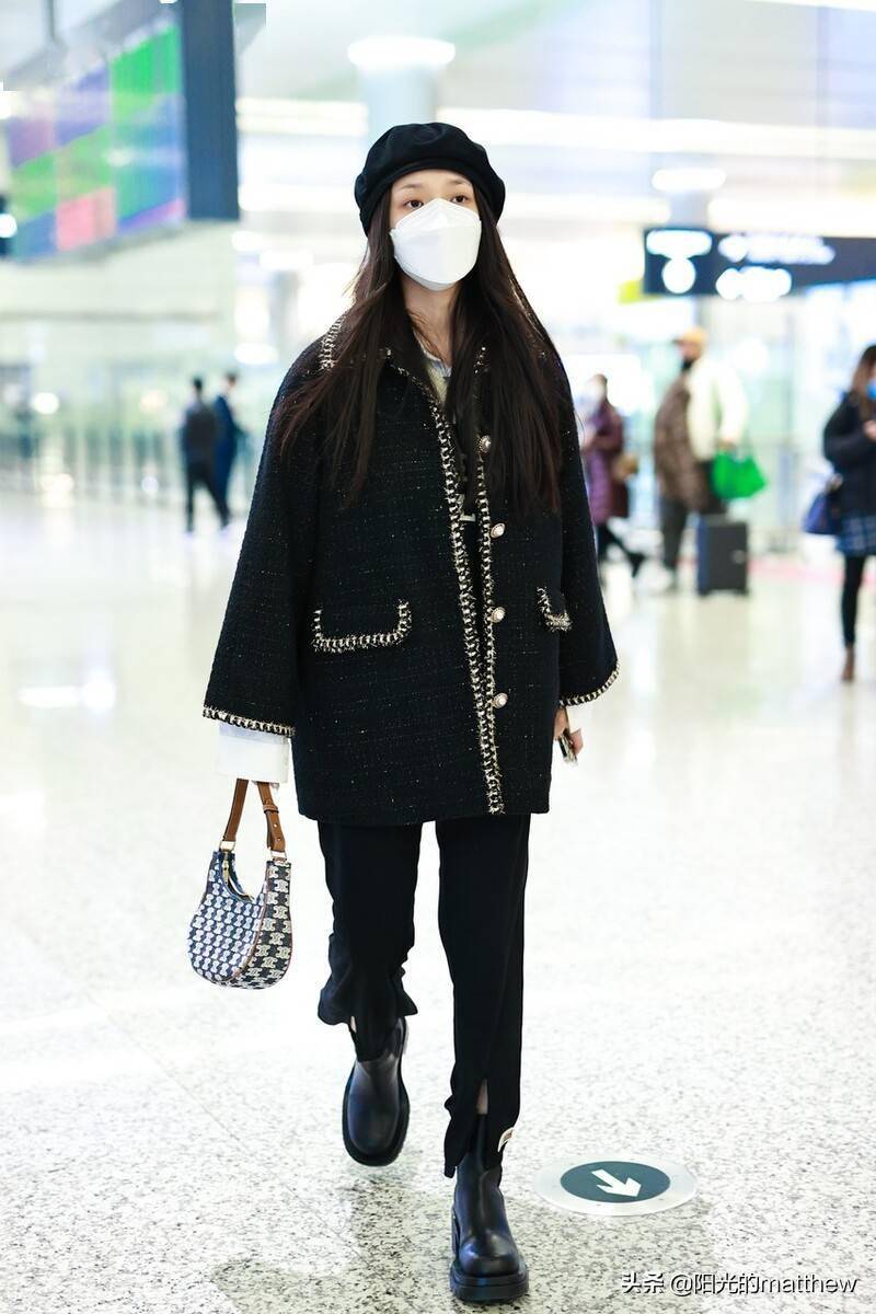 2021年11月24日,上海,林允现身机场.