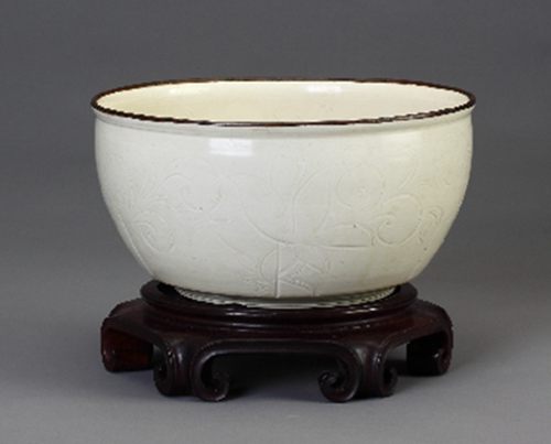 宋定窑白釉划莲花纹大碗.jpg