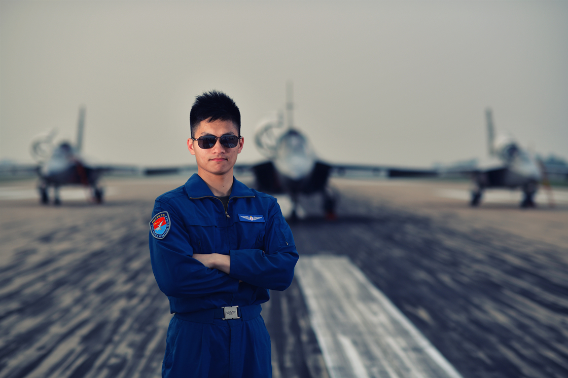 空军跨代飞行学员顺利毕业 - 中国军网