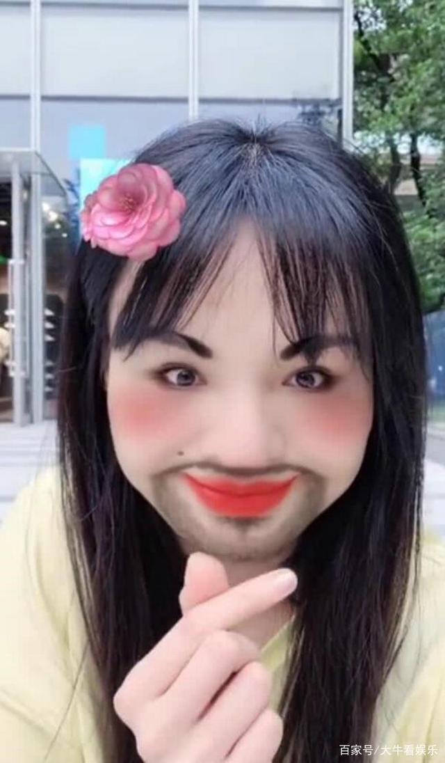 郑爽坐路边自拍,穿着随意,自拍照丑到爆