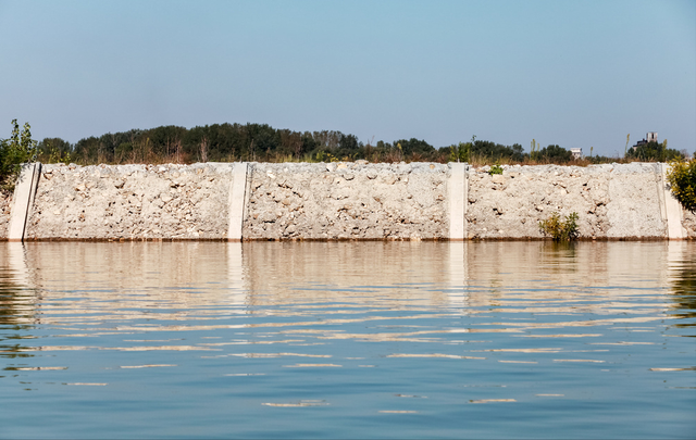 以石笼护坡为例,施工方案大致分为施工前勘测准备,确立石笼位置,展开