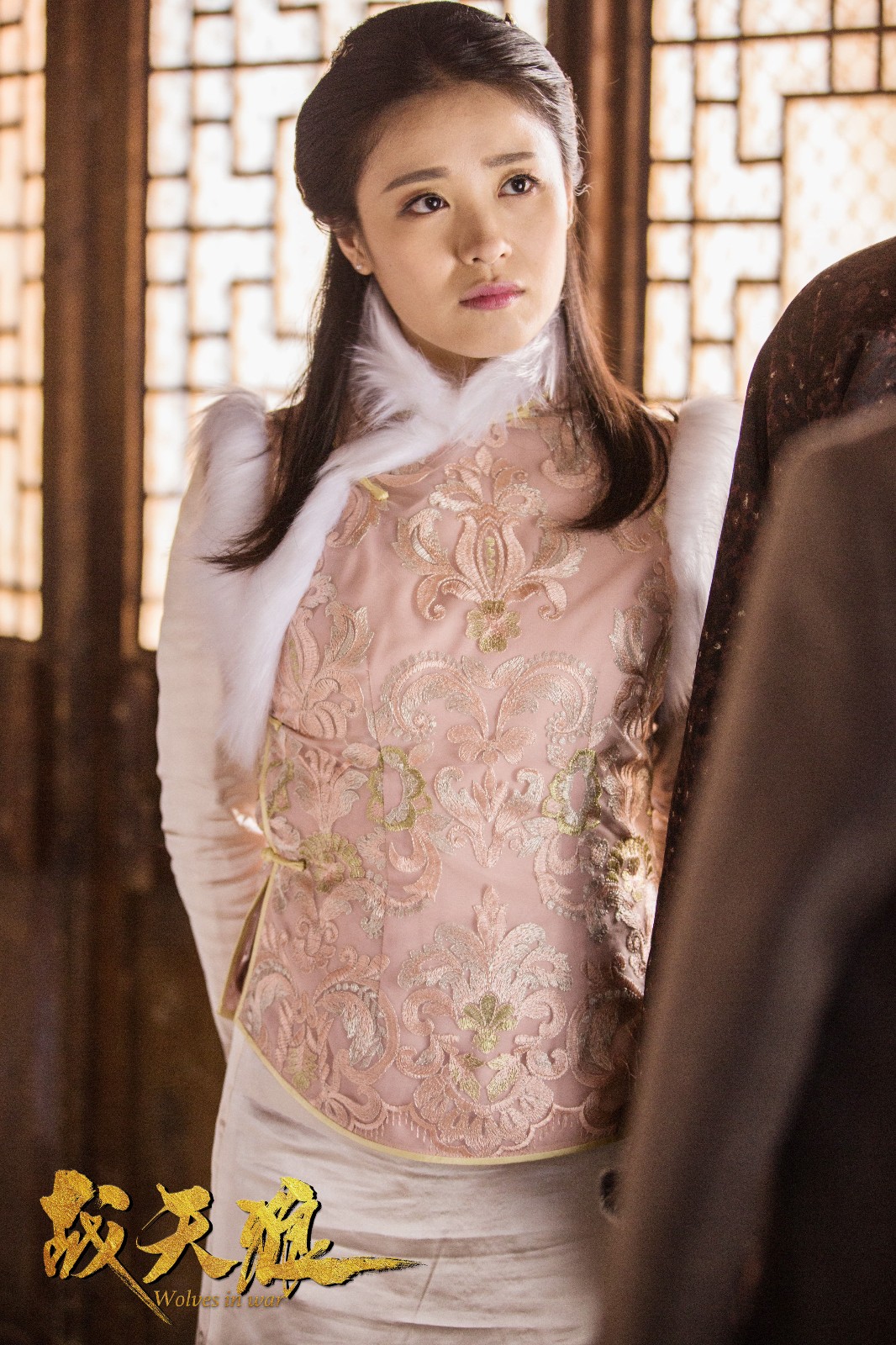 演员王玲玲在剧中饰演千金小姐沈落梅,沈落梅这个角色从最初战争来临