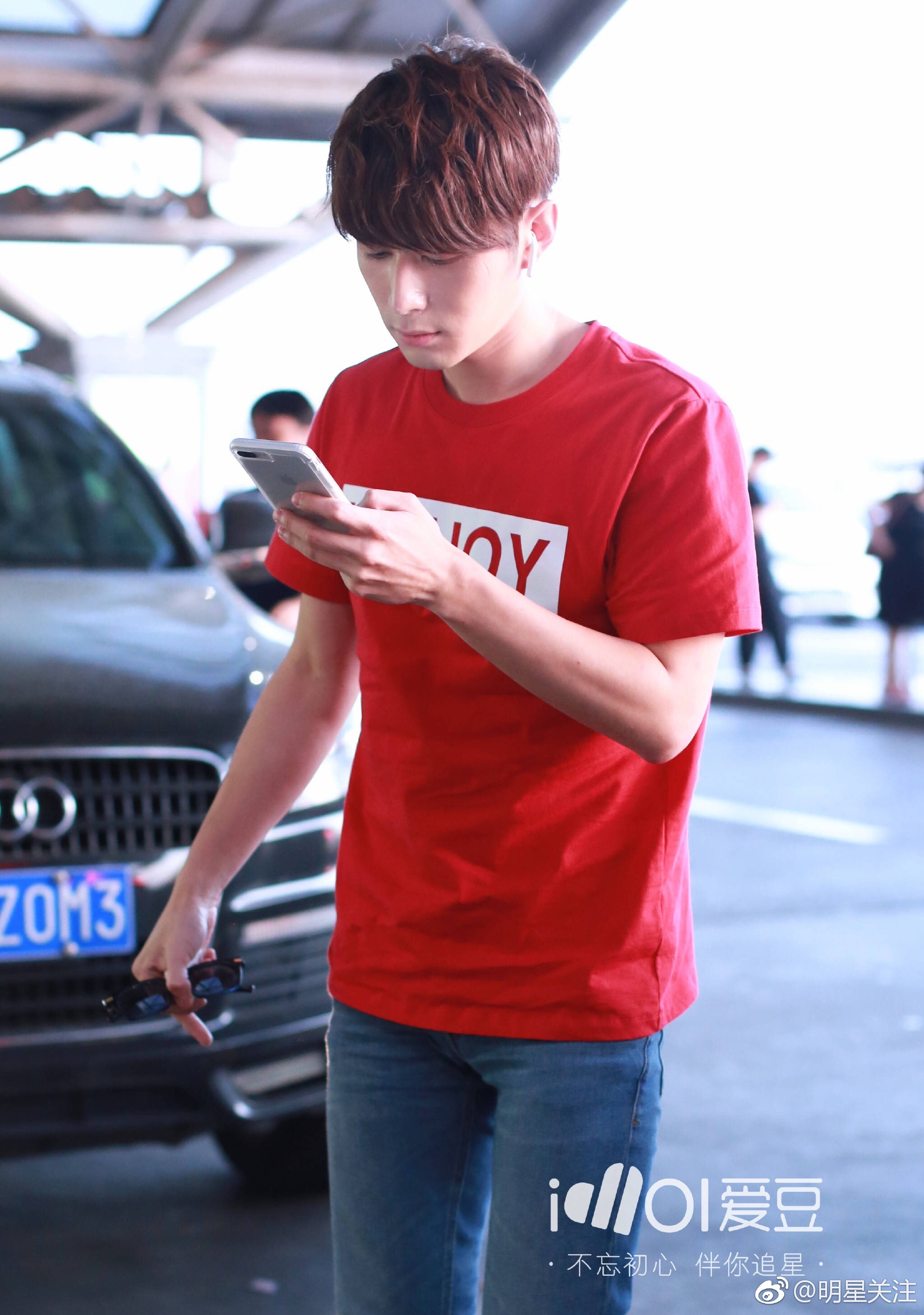 陈学冬现身机场,身着红色t恤搭配牛仔裤,简约时尚的搭配风格