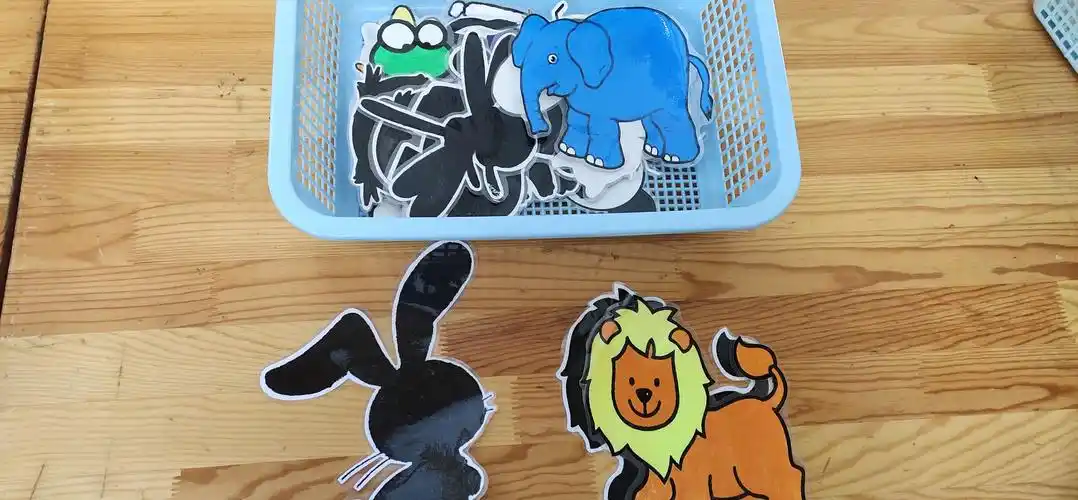 根据动物影子找相应的动物,培养幼儿对动物身体部分特征以及