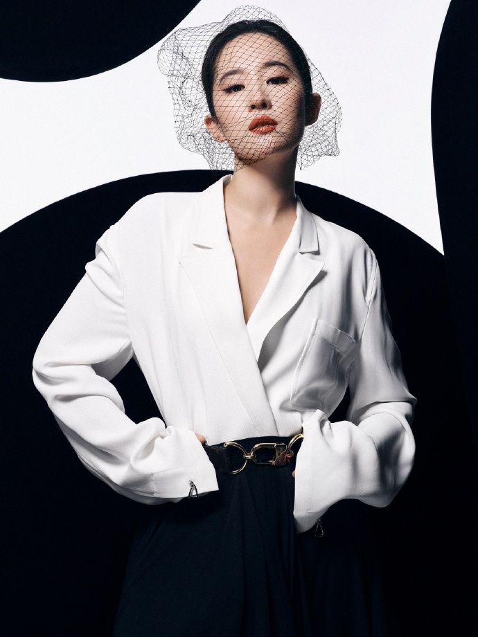 刘亦菲时尚芭莎4月刊封面