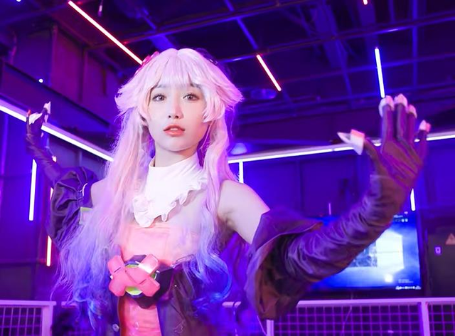 想必不少直播间的老观众们都记得小深深儿这位女主播,当年的她在斗鱼