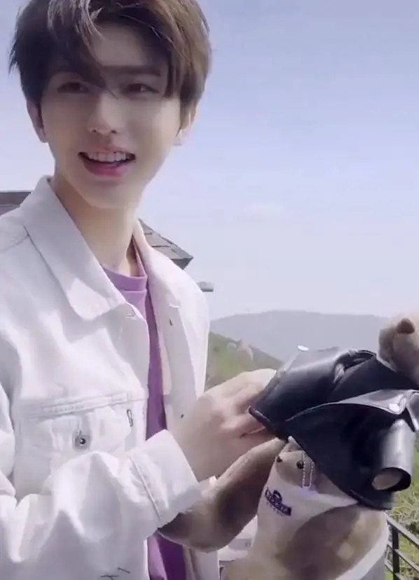 蔡徐坤"女友视角"拍照,凑近时故意关掉美颜,生图帅回两年前!