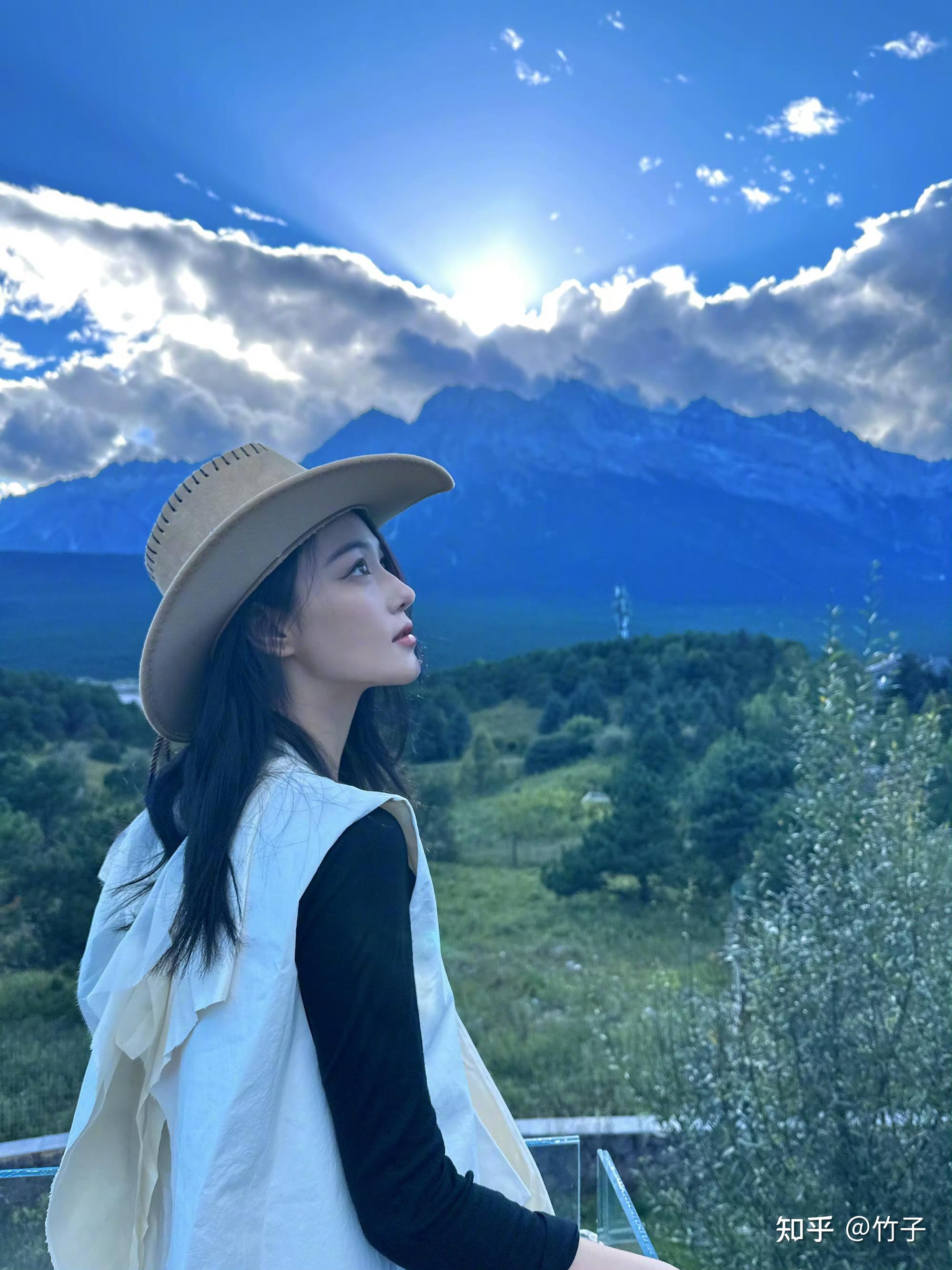 张馨予最新美照分享,美景在路上美人在景里,她真的好美! - 知乎